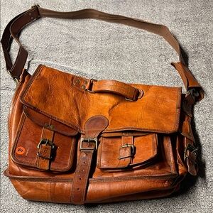 Vintage-Style Brown Leather Messenger Bag with Adjustable Strap